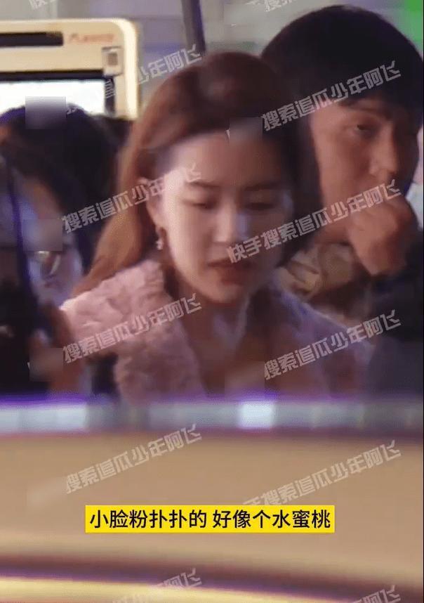 刘亦菲《玫瑰故事》路透 雨中撑伞打电话氛围感十足