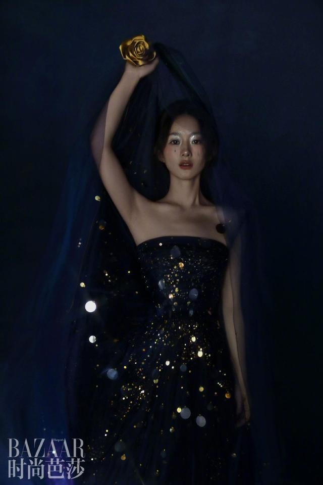 赵丽颖化身流光溢彩暗夜缪斯 雪祭司神女妆灵动独特