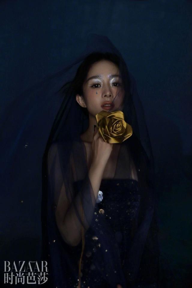 赵丽颖化身流光溢彩暗夜缪斯 雪祭司神女妆灵动独特