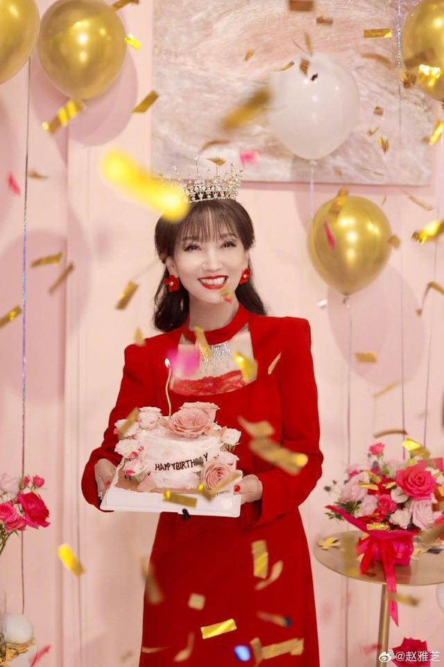 赵雅芝晒照庆祝70岁生日 穿红色长裙戴皇冠状态惊艳