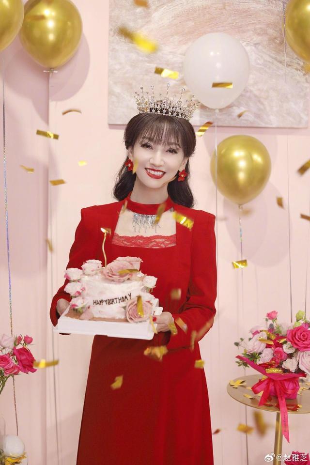 赵雅芝晒照庆祝70岁生日 穿红色长裙戴皇冠状态惊艳