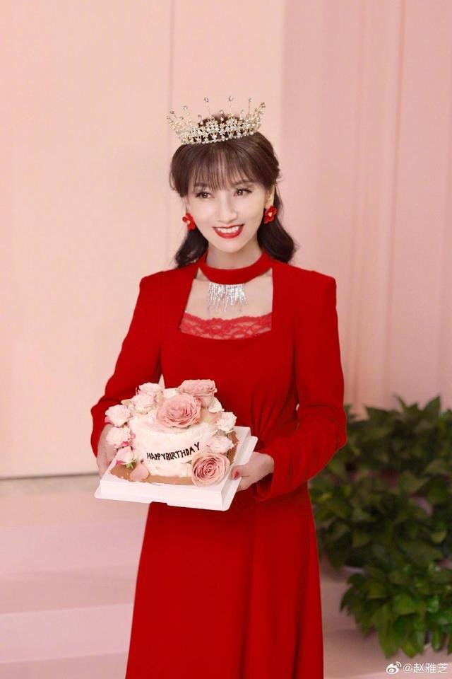 赵雅芝晒照庆祝70岁生日 穿红色长裙戴皇冠状态惊艳
