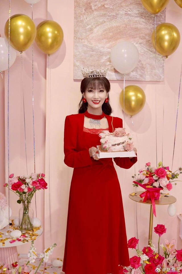 赵雅芝晒照庆祝70岁生日 穿红色长裙戴皇冠状态惊艳