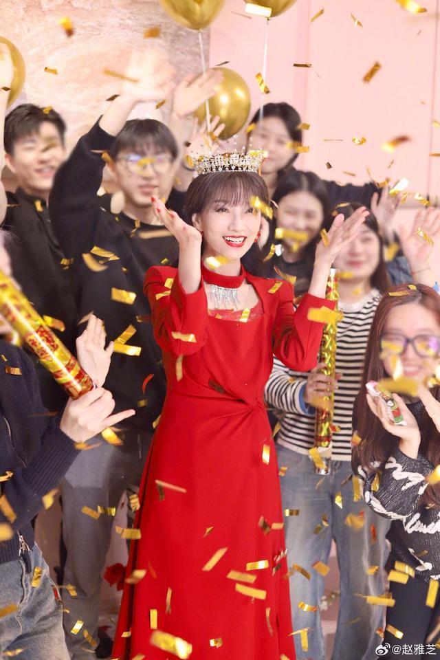 赵雅芝晒照庆祝70岁生日 穿红色长裙戴皇冠状态惊艳