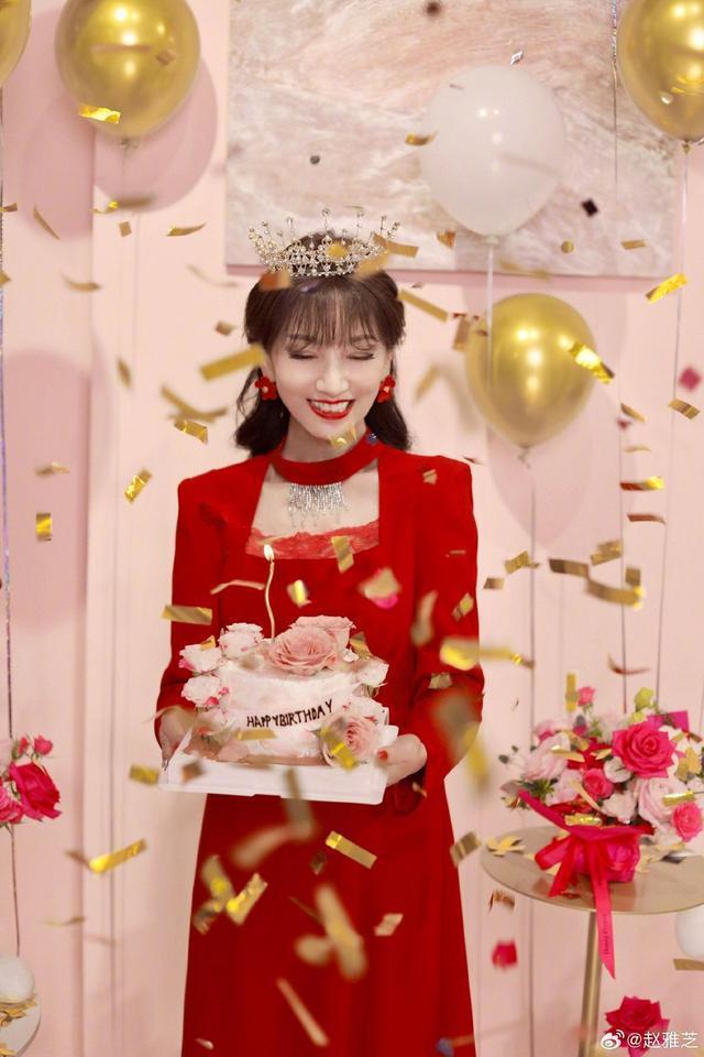 赵雅芝晒照庆祝70岁生日 穿红色长裙戴皇冠状态惊艳