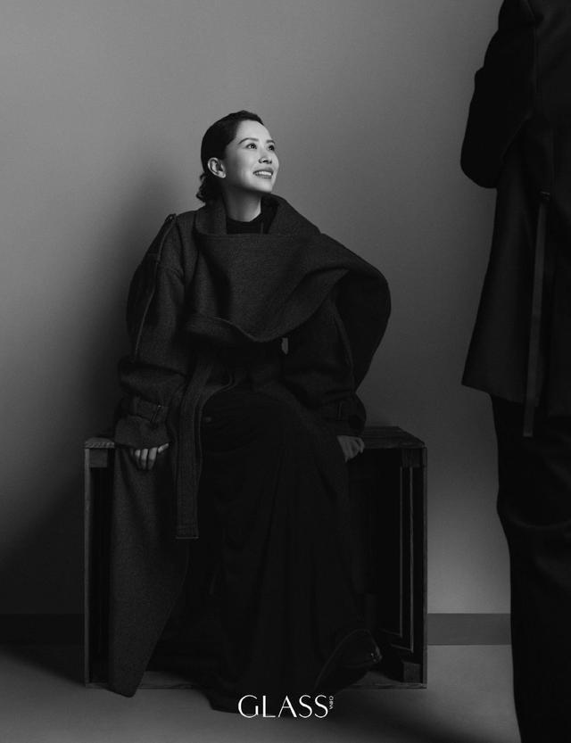 《我本是高山》大片曝光 海清穿西装踩高跟霸气优雅