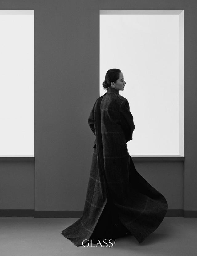 《我本是高山》大片曝光 海清穿西装踩高跟霸气优雅