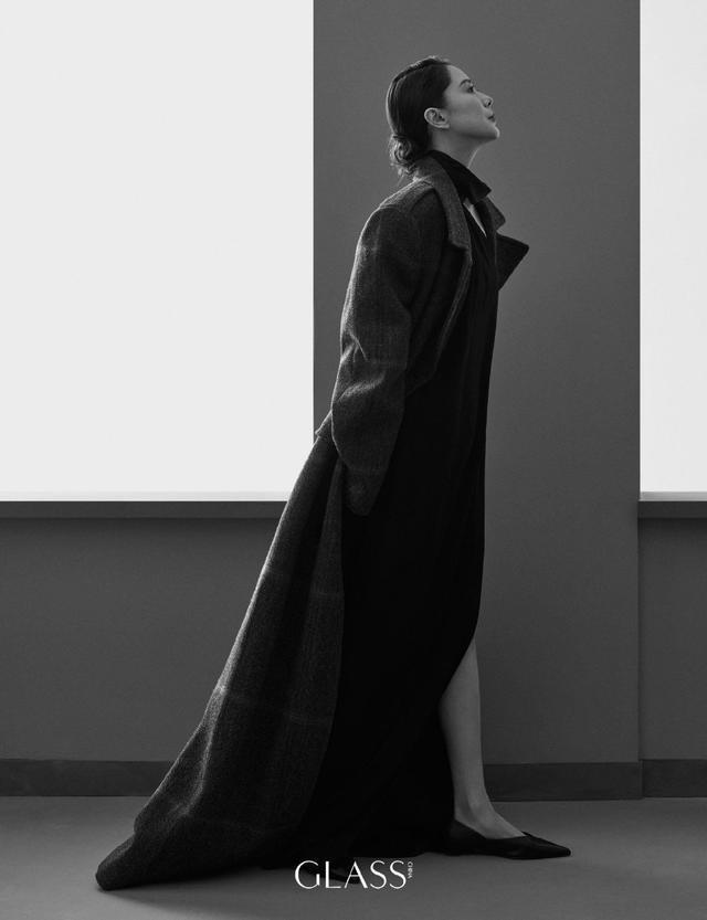 《我本是高山》大片曝光 海清穿西装踩高跟霸气优雅