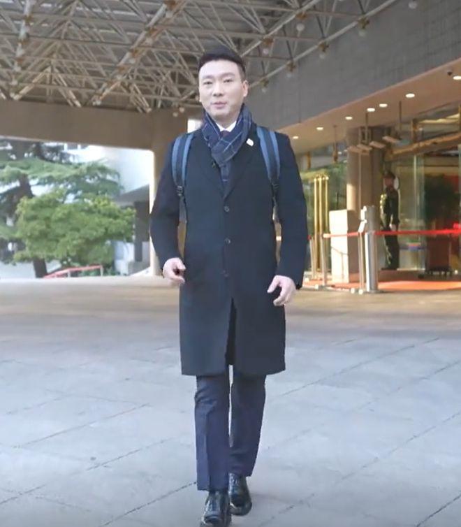 52岁央视康辉随队前往美国！精神饱满，身体状况良好