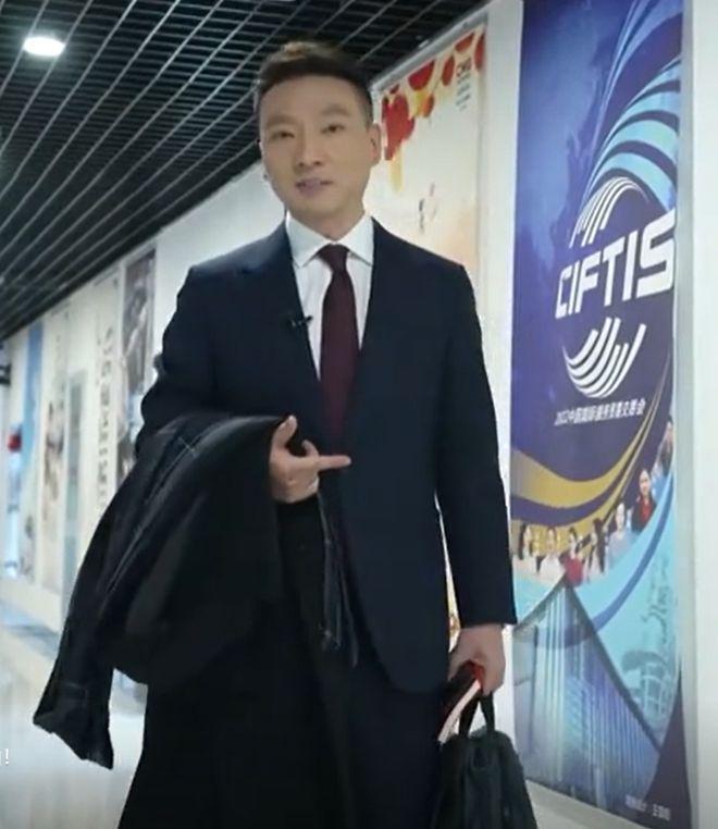 52岁央视康辉随队前往美国！精神饱满，身体状况良好