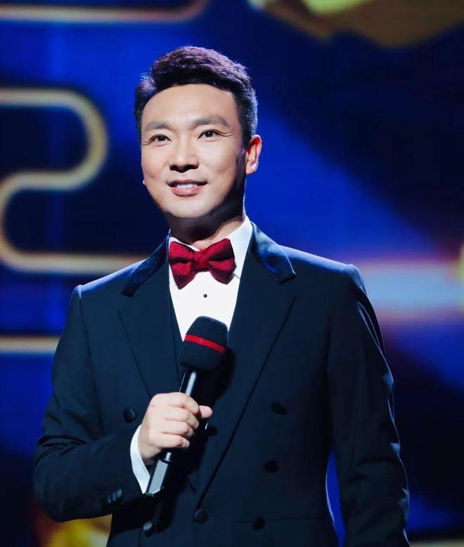 52岁央视康辉随队前往美国！精神饱满，身体状况良好