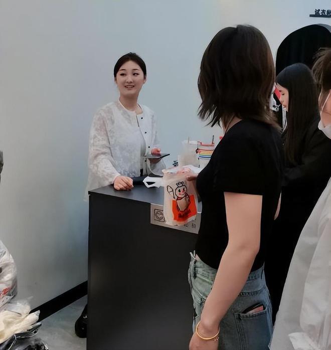 陈亚男做老板生意火爆，事业远超朱小伟，与大衣哥再无瓜葛