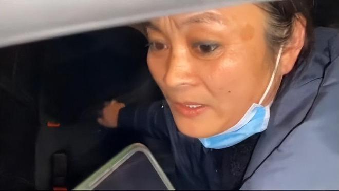 陈亚男做老板生意火爆，事业远超朱小伟，与大衣哥再无瓜葛