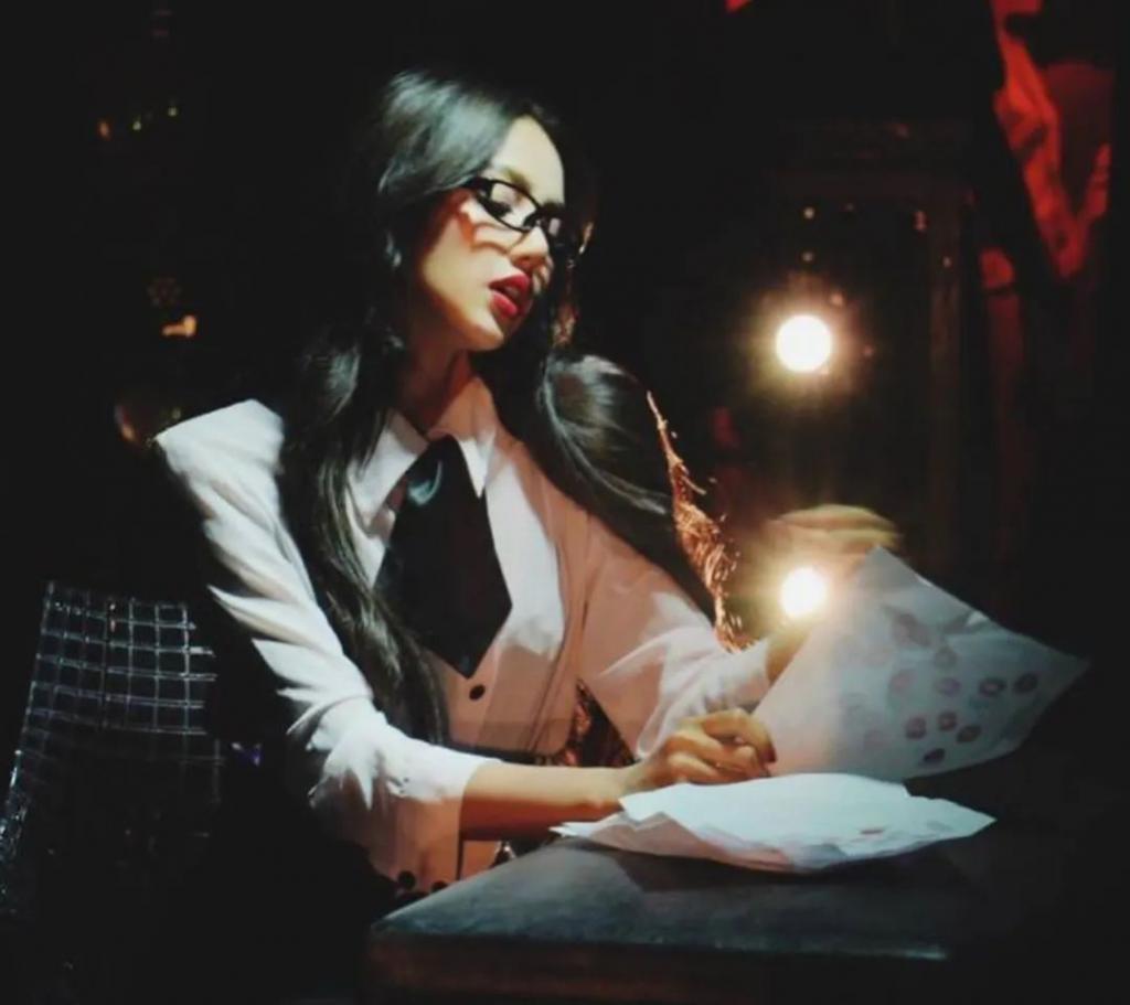 Lisa疯马秀之后再获欧洲头部平台力捧，笑到合不拢嘴