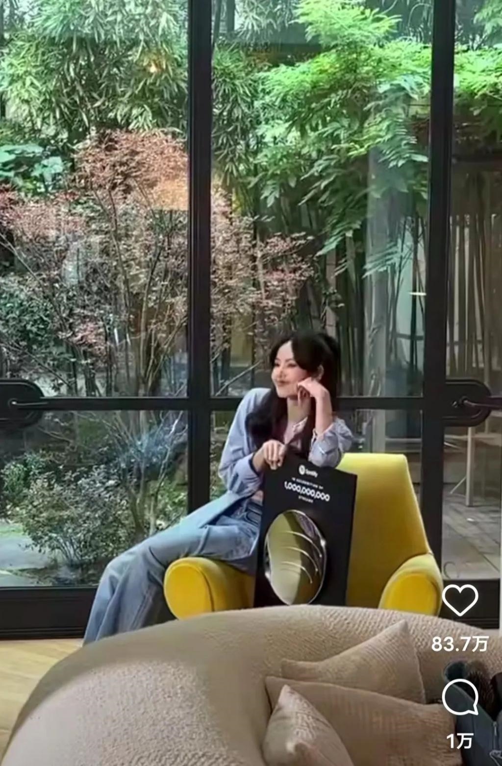 Lisa疯马秀之后再获欧洲头部平台力捧，笑到合不拢嘴