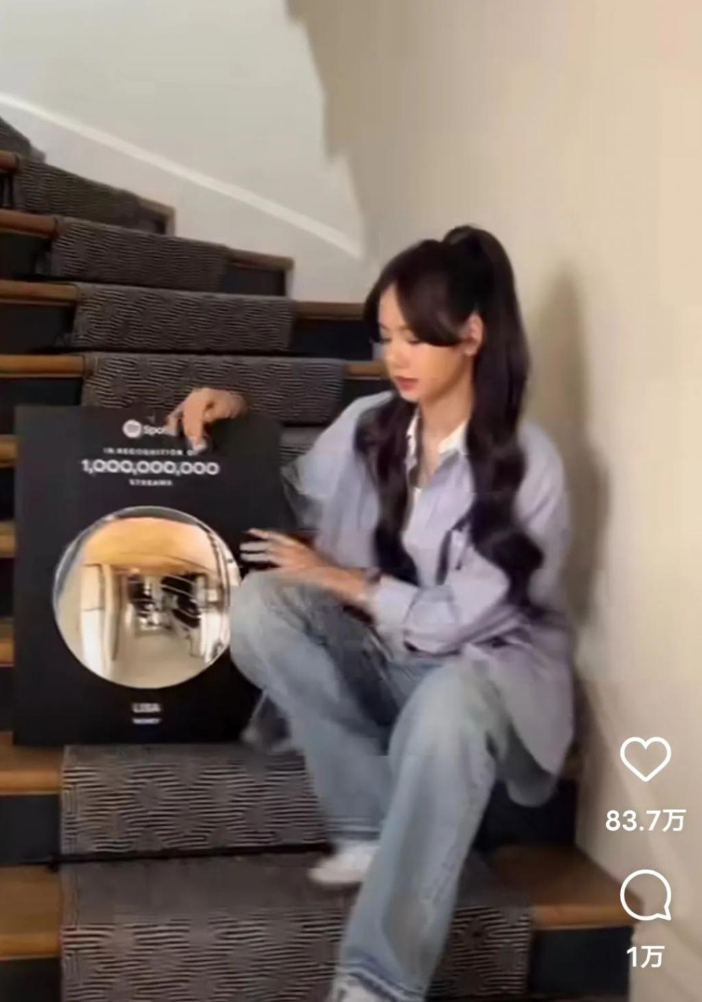 Lisa疯马秀之后再获欧洲头部平台力捧，笑到合不拢嘴