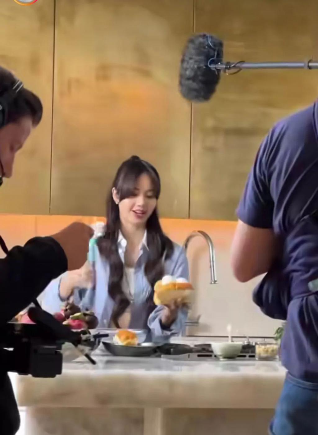 Lisa疯马秀之后再获欧洲头部平台力捧，笑到合不拢嘴