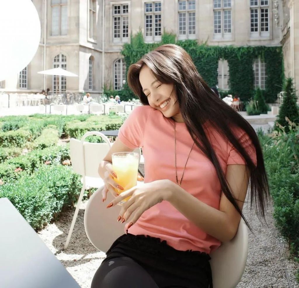 Lisa疯马秀之后再获欧洲头部平台力捧，笑到合不拢嘴