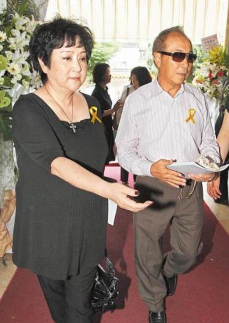 恩爱夫妻为钱反目，音乐教父与玉女掌门人五十年恩怨情史（下）