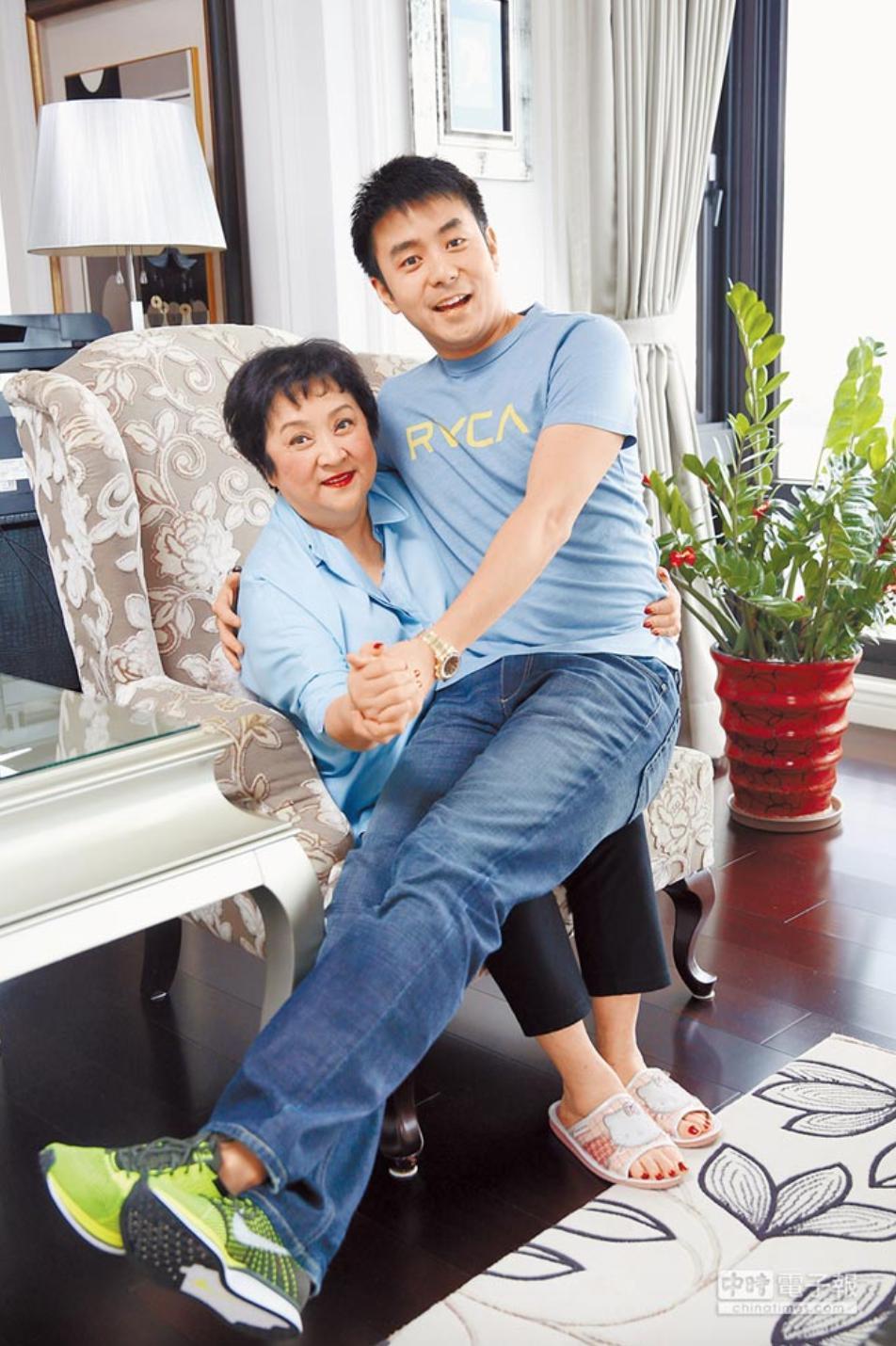 恩爱夫妻为钱反目，音乐教父与玉女掌门人五十年恩怨情史（下）