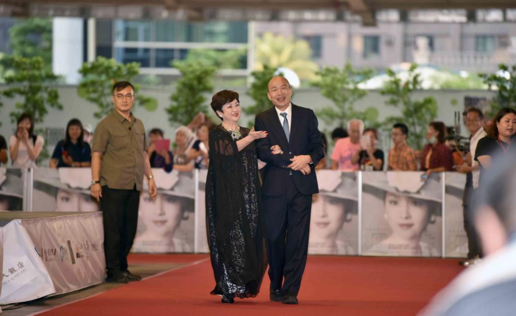恩爱夫妻为钱反目，音乐教父与玉女掌门人五十年恩怨情史（下）