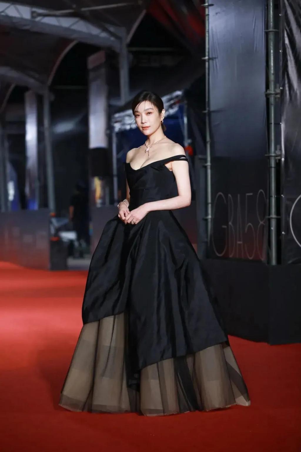 台北中女转型报告:资质平平的通告咖们是怎么拿到金钟的?