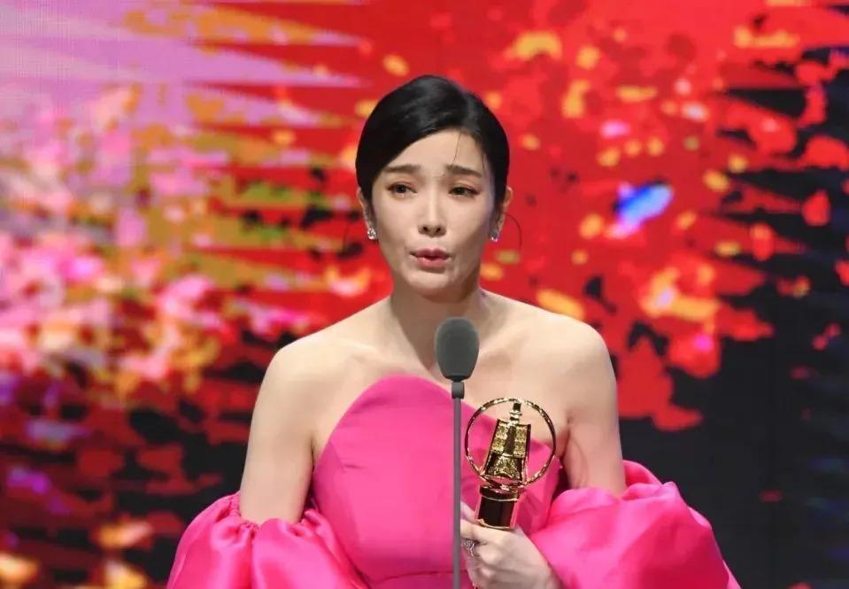台北中女转型报告:资质平平的通告咖们是怎么拿到金钟的?