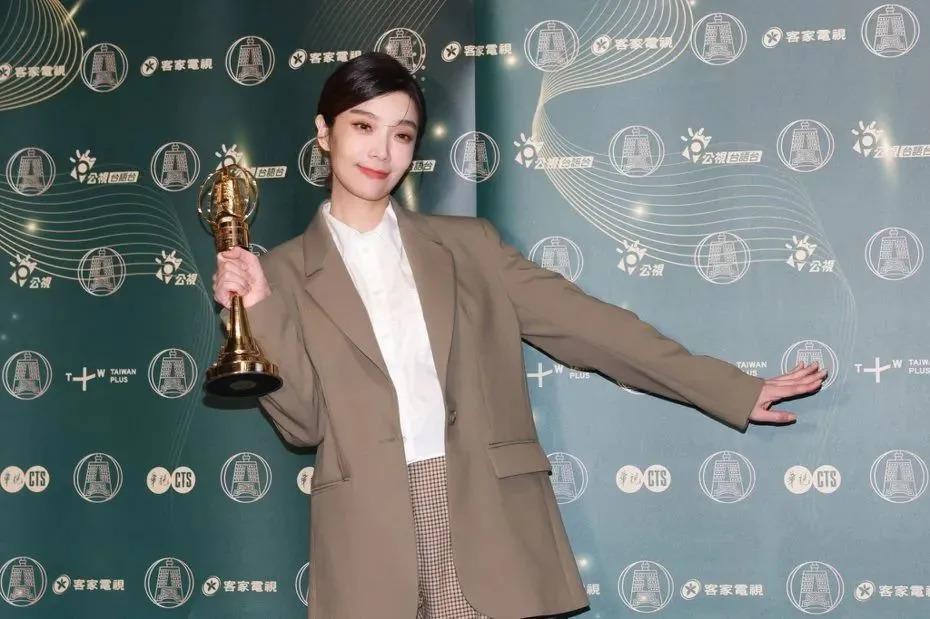 台北中女转型报告:资质平平的通告咖们是怎么拿到金钟的?