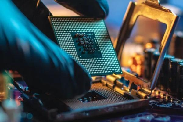 黄仁勋：新的H200芯片我就做了两件事，就让你们疯狂