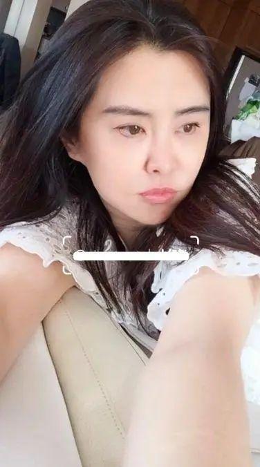 王祖贤在机场被偶遇，素颜引争议，私下品味很man