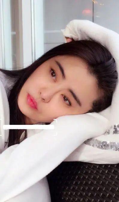 王祖贤在机场被偶遇，素颜引争议，私下品味很man