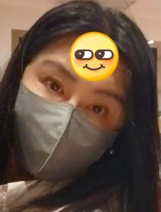 王祖贤在机场被偶遇，素颜引争议，私下品味很man