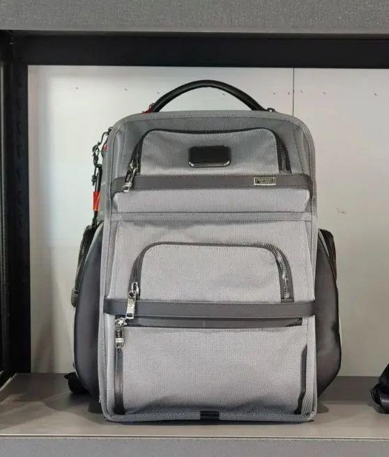 王祖贤在机场被偶遇，素颜引争议，私下品味很man