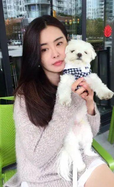 王祖贤在机场被偶遇，素颜引争议，私下品味很man