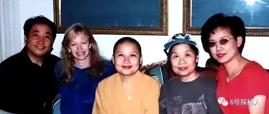 歌手李娜出家已26年，80岁老母亲含泪陪她住寺庙