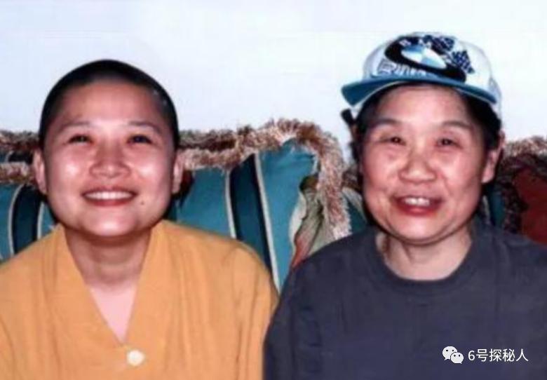 歌手李娜出家已26年，80岁老母亲含泪陪她住寺庙