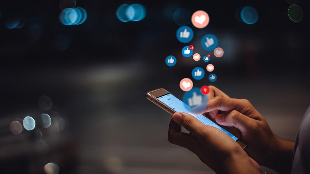 苹果率先动刀，“摇一摇”背后的生意有多大？