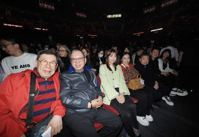 黎明红馆演唱会爆火 刘銮雄甘比到场李嘉欣送花篮