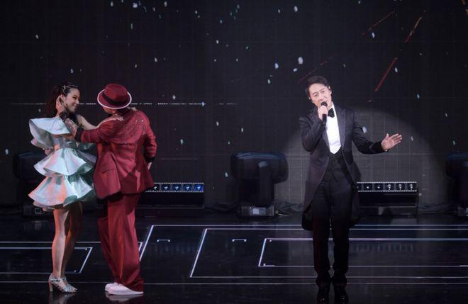 黎明红馆演唱会爆火 刘銮雄甘比到场李嘉欣送花篮