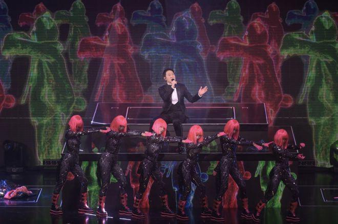 黎明红馆演唱会爆火 刘銮雄甘比到场李嘉欣送花篮