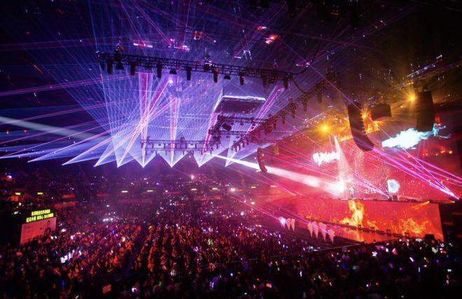 黎明红馆演唱会爆火 刘銮雄甘比到场李嘉欣送花篮