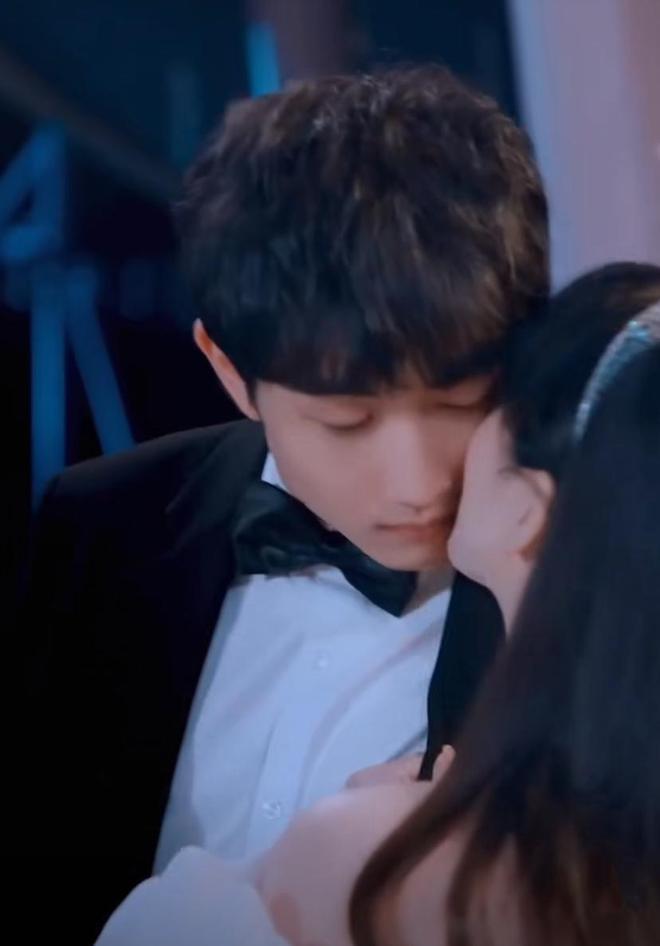 金莎与小19岁男友合拍短剧，剧情演技被吐槽辣眼