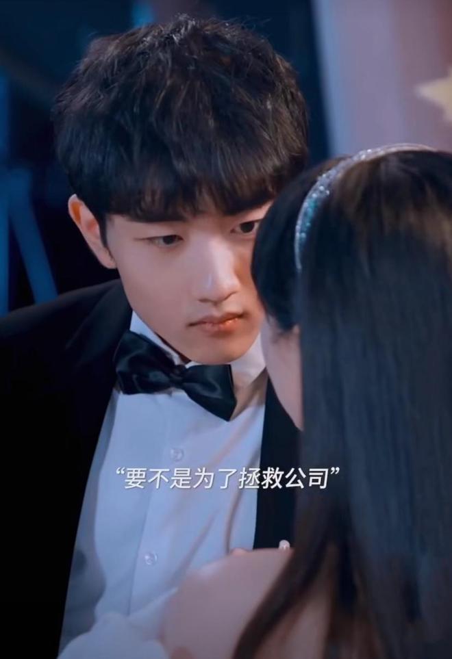 金莎与小19岁男友合拍短剧，剧情演技被吐槽辣眼