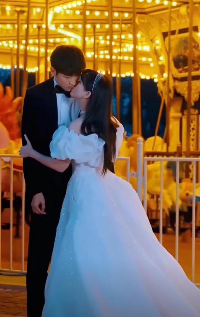 金莎与小19岁男友合拍短剧，剧情演技被吐槽辣眼