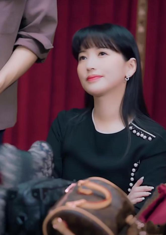 金莎与小19岁男友合拍短剧，剧情演技被吐槽辣眼