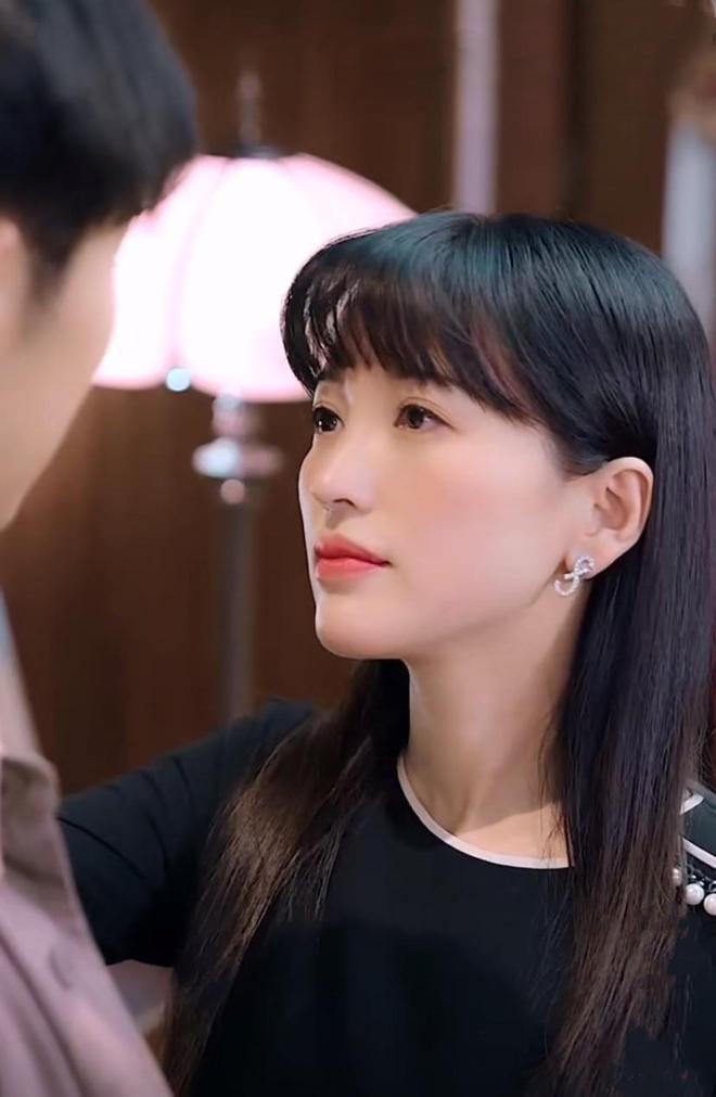 金莎与小19岁男友合拍短剧，剧情演技被吐槽辣眼