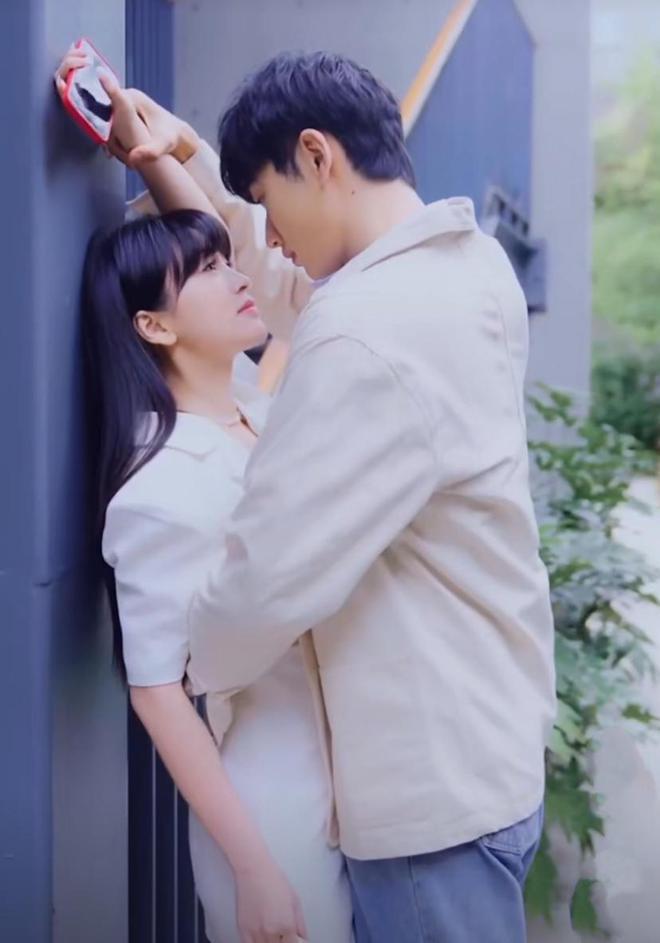 金莎与小19岁男友合拍短剧，剧情演技被吐槽辣眼