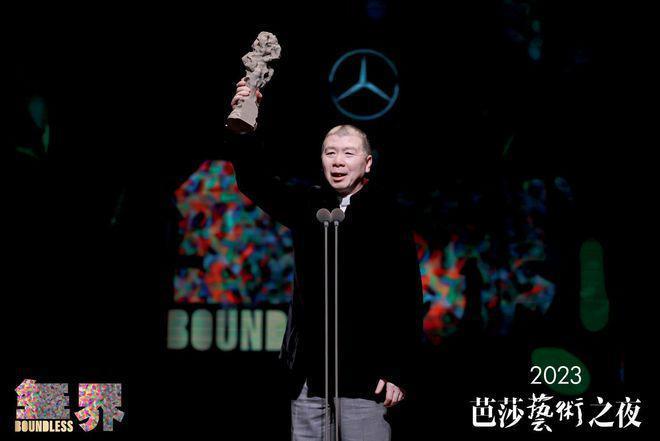 上海这一夜：冯小刚斑秃明显，田朴珺穿衣太大胆