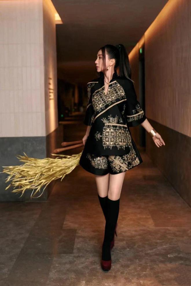上海这一夜：冯小刚斑秃明显，田朴珺穿衣太大胆