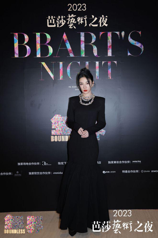 上海这一夜：冯小刚斑秃明显，田朴珺穿衣太大胆